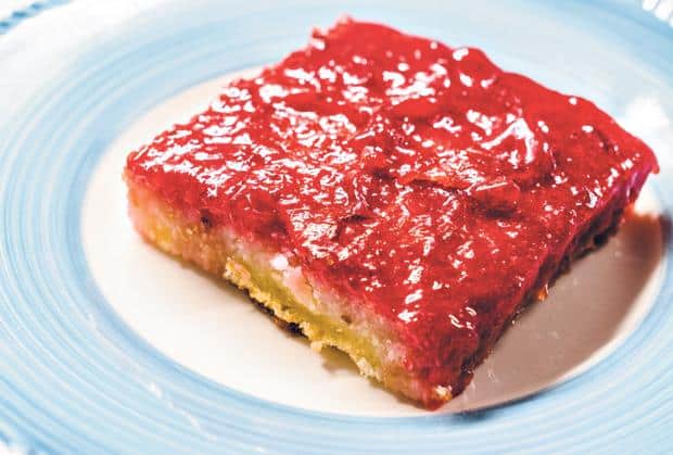 Recept za jogurt kolač sa pekmezom spreman je očas posla: Ovaj stari desert spremale su i naše bake, a sve namirnice sigurno već imate u kuhinji