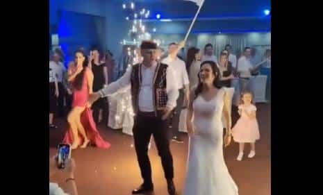 “Fali samo slika Ratka Mladića”: Snimak srpske svadbe zapalio društvene mreže, mnogi Srbi zbog 3 stvari osuli paljbu po mladencima (VIDEO)