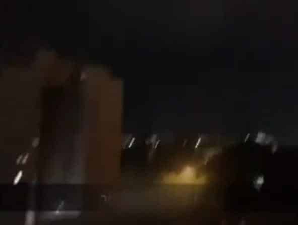 NAPADNUT IZRAEL! Raketa pogodila Tel Aviv, ima ranjenih! (VIDEO)