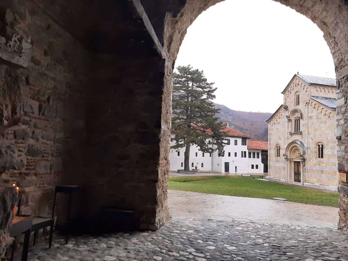 “GRANATA KOJOM SU GA GAĐALI PALA U DVORIŠTE I NIJE EKSPLODIRALA”: Neverovatne priče o Visokim Dečanima, mnogi vojnici KFOR koji ga čuvaju prešli u pravoslavlje