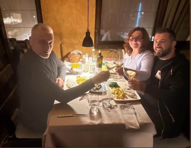 ČEDA I ANA BEKUTA NA VEČERI! Političar i pevačica uživaju uz kvalitetno piće, dok im društvo pravi ovaj gospodin