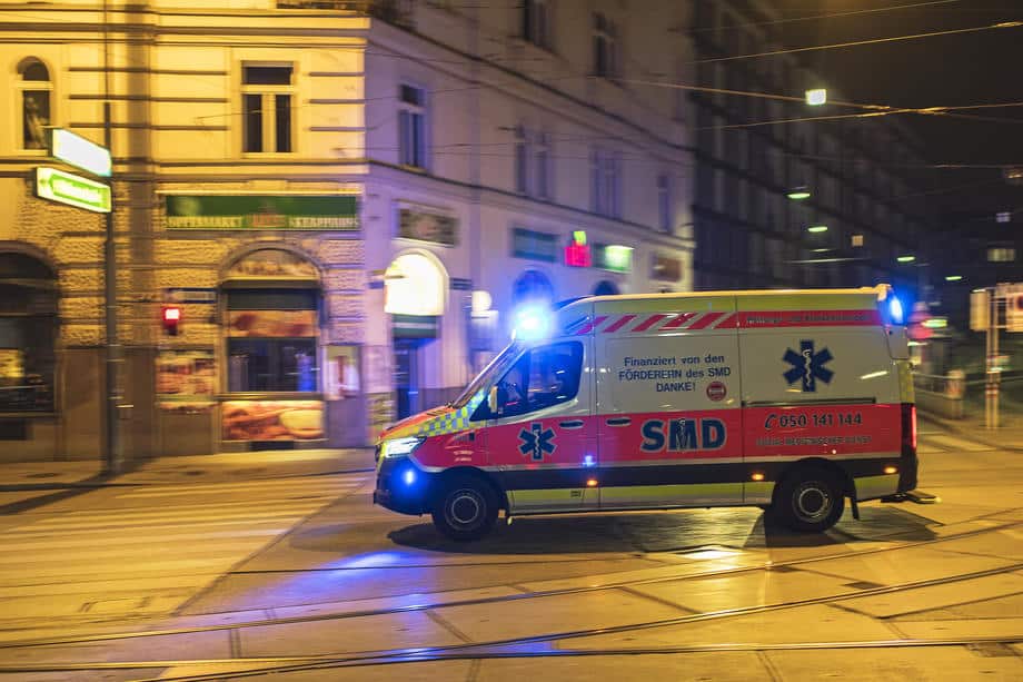 VOZAČ IZ BiH U BEČU DOŽIVEO SRČANI ZASTOJ USRED VOŽNJE: Udario 4 automobila, prevezen u bolnicu