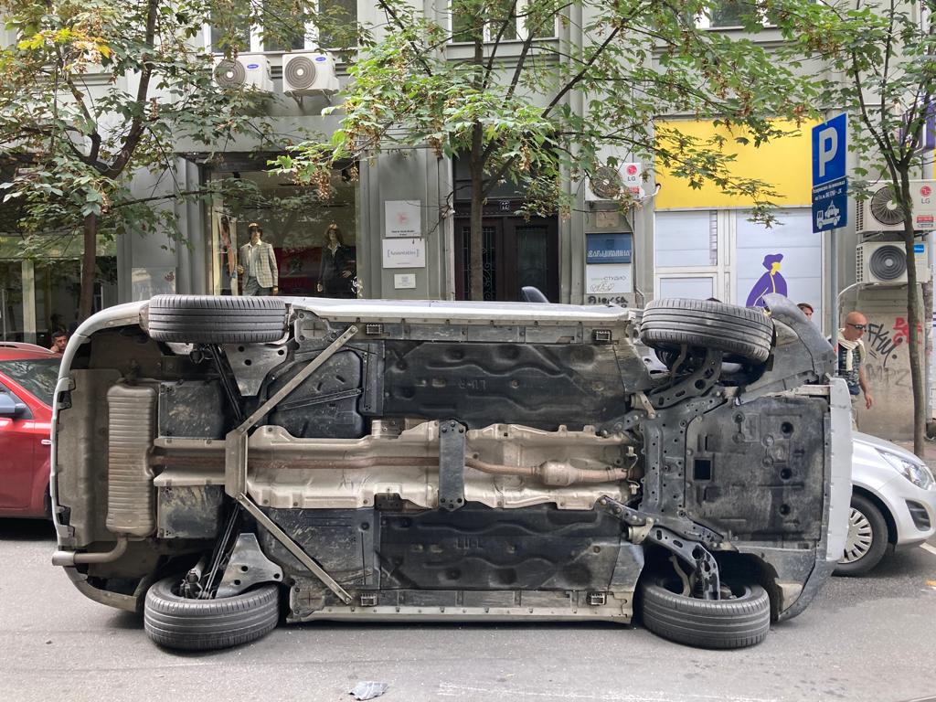 AUTO PREVRNUT, MLADIĆI POBEGLI Saobraćajka u Novom Sadu: Zakucao se u “mečku”, pa završio na boku – nema povređenih, ali prizor šokirao prolaznike (FOTO)