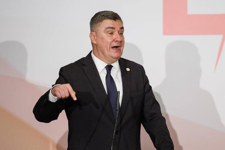 “OVA LAŽ DA VAS PLAĆA PUTIN…” Milanović na mitingu o hrvatskom “oslobodilačkom ratu”, “zapadnom svetu koji se raspada” i zašto ne duguje ništa Ukrajini