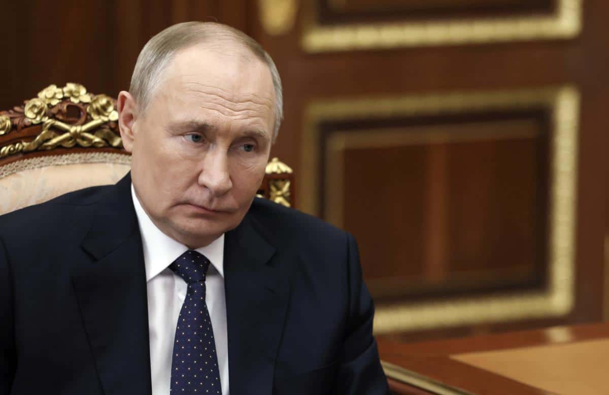 CEO SVET BRUJI O OVOM SNIMKU! PUTIN NE MOŽE DA KONTROLIŠE POKRETE: Kremlj počeo da briše podatke, žele da SAKRIJU ISTINU o njegovom zdravlju?