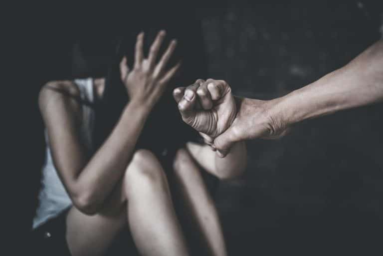 “GRUPNO SU ME SILOVALI KADA SAM IMALA 16 GODINA, DOK ME JE BRAT ŠAMARAO SNAJA ME JE TUKLA DO KRVI” Detalji jezive priča ćerke kompozitora najvećih folk hitova