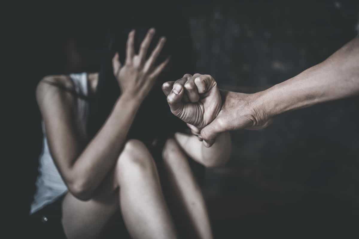 “GRUPNO SU ME SILOVALI KADA SAM IMALA 16 GODINA, DOK ME JE BRAT ŠAMARAO SNAJA ME JE TUKLA DO KRVI” Detalji jezive priča ćerke kompozitora najvećih folk hitova