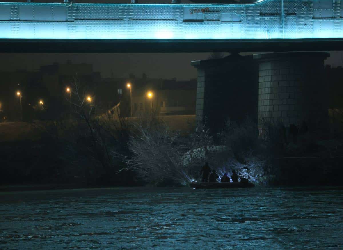 POTRAGA ZA DEVOJČICOM (3) U SAVI SE ŠIRI PREMA SISKU: Nakon hapšenja majke u Zagrebu ispitan i otac, angažovani dronovi i podvodni skeneri (FOTO)