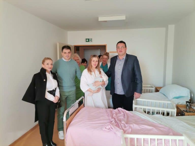 DEVOJČICA PRVA BEBA ROĐENA U 2025. U VRANJU: Na svet došla sedam minuta nakon ponoći