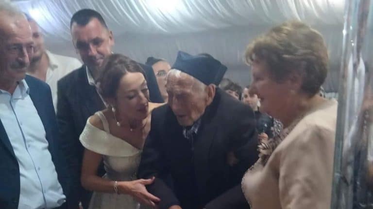 DEDA PETAR “ZAOKRUŽIO STOTKU”, PA OTKRIO – ŽALI SAMO ZA JEDNOM STVARI: Najstariji je stanovnik svih sela u okolini, a evo kako je proslavio rođendan