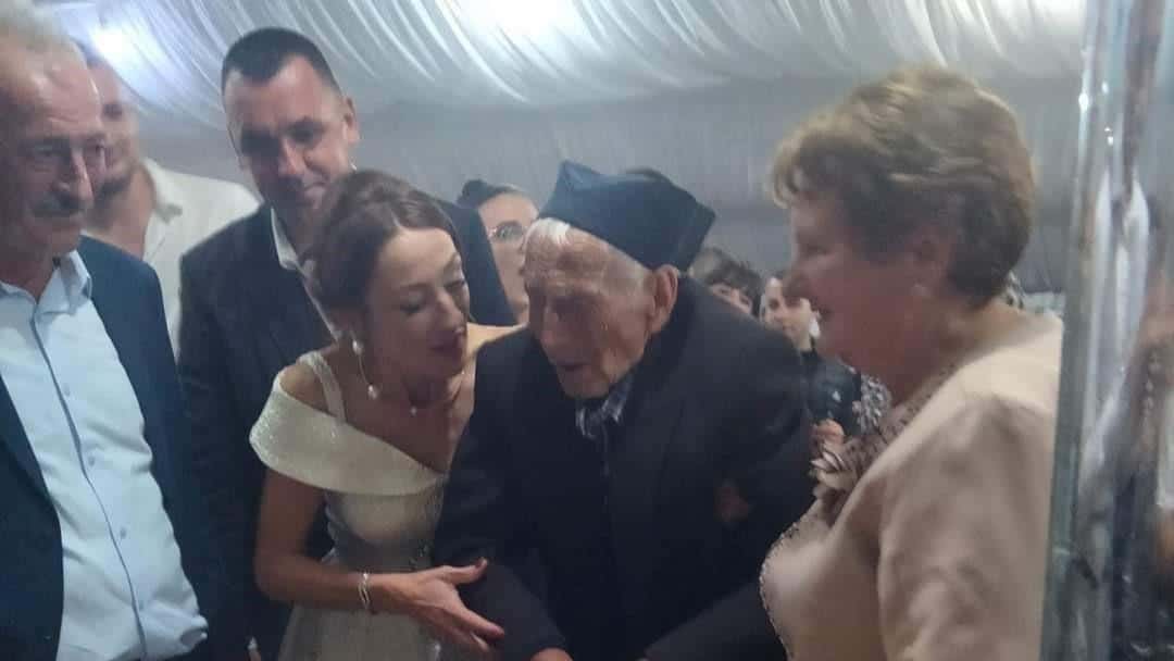 DEDA PETAR “ZAOKRUŽIO STOTKU”, PA OTKRIO – ŽALI SAMO ZA JEDNOM STVARI: Najstariji je stanovnik svih sela u okolini, a evo kako je proslavio rođendan