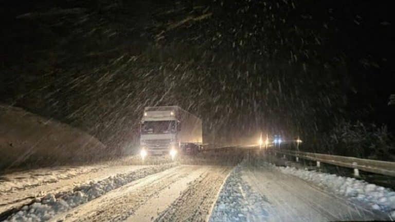 Sneg okovao planine! Satima ne prestaje da pada, preko Zlatibora i Tare zabranjen saobraćaj za šlepere: Na Kopaoniku izmereno 30 centimetara snežnog pokrivača!