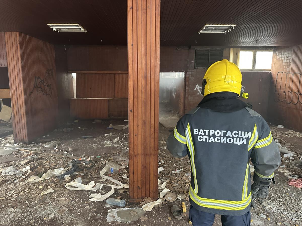 DECA PALILA DASKE, PA IZAZVALI POŽAR? Zapalio se napušteni objekat u Čačku, vatrogasci izašli na teren (FOTO)