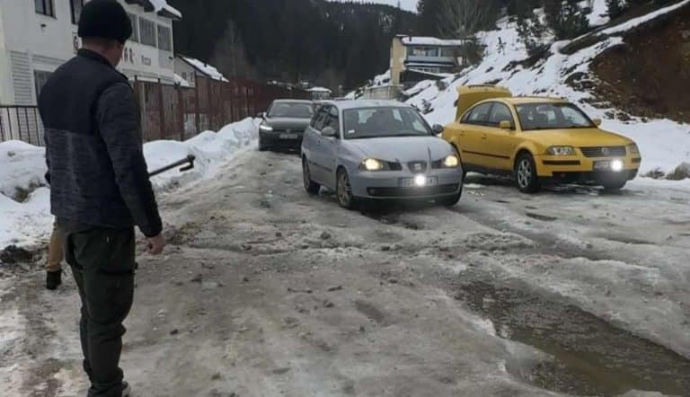 LEPA PLANINKA TAMARA DOŽIVELA PRAVU DRAMU NA PUTU, SVE SNIMILA Vozači morali da izađu napolje i sekirama razbijaju led: “Bio je preko 20 centimetara” (FOTO)