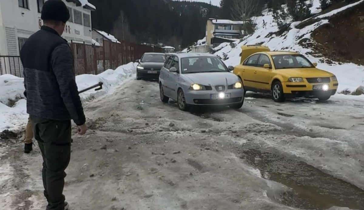 LEPA PLANINKA TAMARA DOŽIVELA PRAVU DRAMU NA PUTU, SVE SNIMILA Vozači morali da izađu napolje i sekirama razbijaju led: “Bio je preko 20 centimetara” (FOTO)