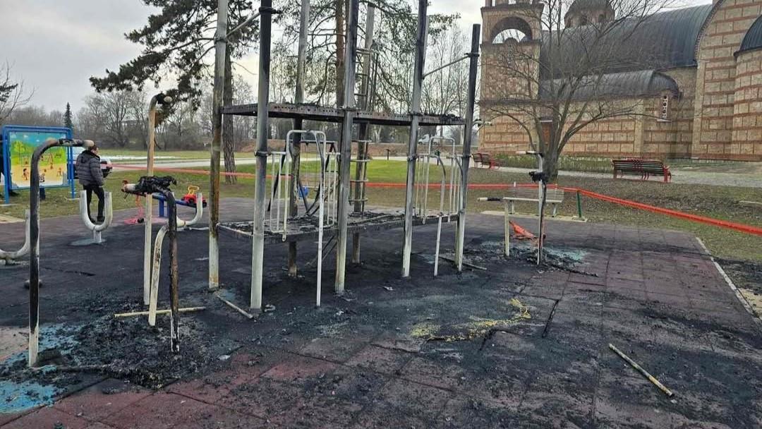 ZBOG POŽARA U POŽEGI OGLASIO SE PREDSEDNIK OPŠTINE: Vatra progutala dečije igralište, policija traga za bahatim počiniocima (FOTO)
