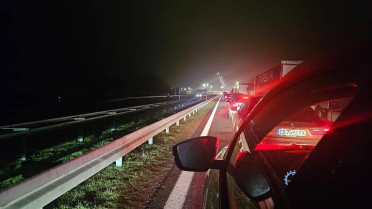 VIŠEČASOVNO ČEKANJE, A GRANICA SE JEDVA NAZIRE: Kolone u nedogled na ovom prelazu – evo šta se dešava (FOTO)