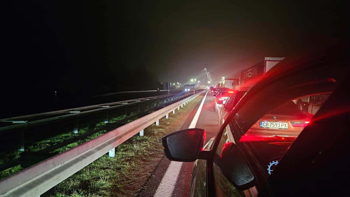 VIŠEČASOVNO ČEKANJE, A GRANICA SE JEDVA NAZIRE: Kolone u nedogled na ovom prelazu – evo šta se dešava (FOTO)