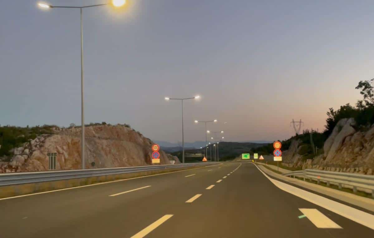 UKLJUČILA GREJANJE U AUTOMOBILU, NI NE SLUTEĆI ŠTA JE ČEKA! Odjednom su kese na sedištu POČELE DA SE POMERAJU – usledila neviđena drama nasred puta (FOTO)
