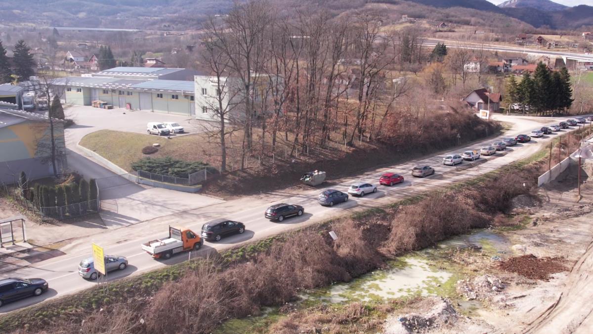 NESVAKIDAŠNJI SAOBRAĆAJNI PEH U ADRANIMA: Šleper se zaglavio za nadvožnjak, sve stalo! (foto)