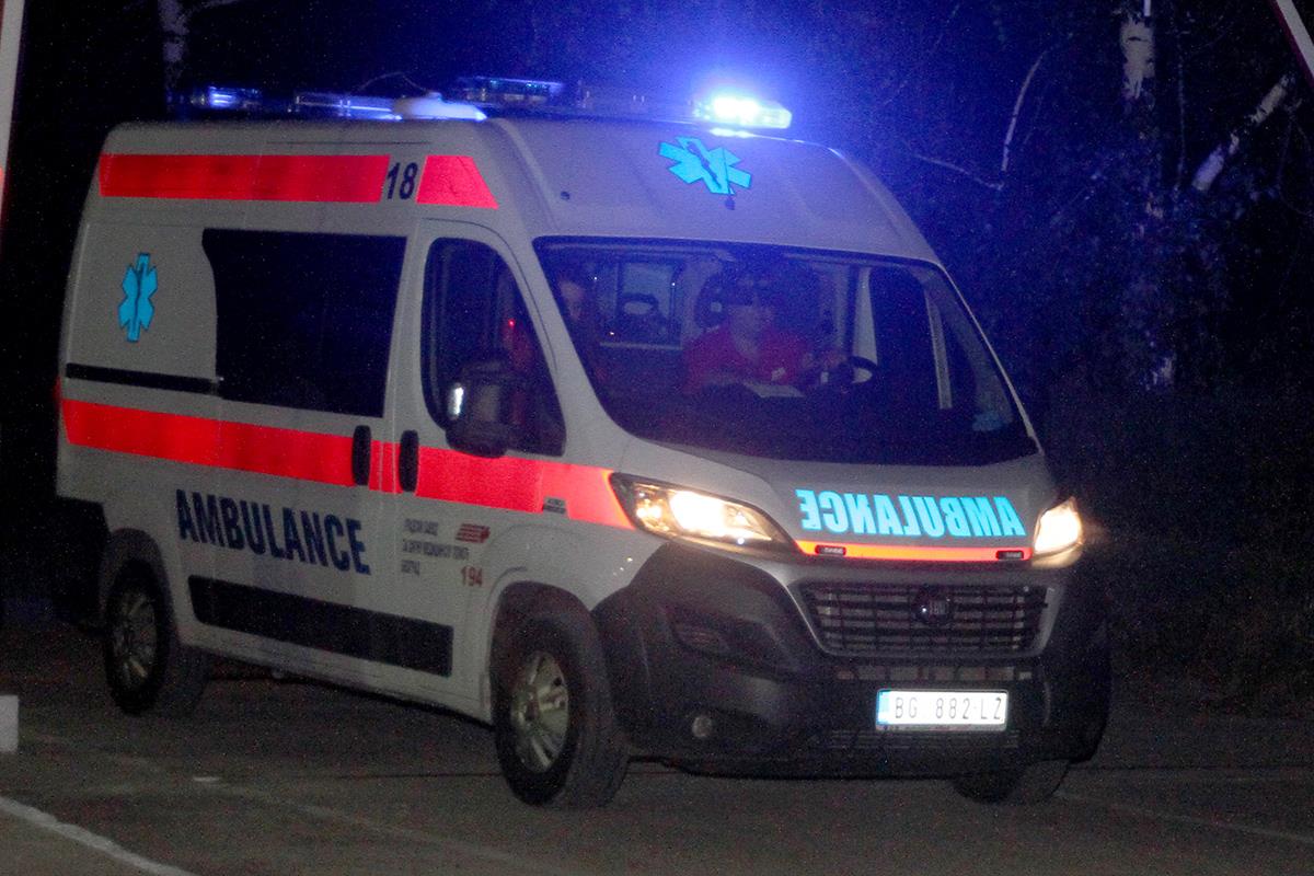 BEBA ISPALA IZ AUTO SEDIŠTA I UDARILA GLAVOM U BETON! Užas na Zvezdari