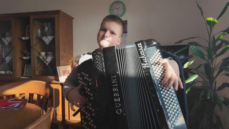 MALI BIZNISMEN, VELIKI DOMAĆIN! Nikoli je tek deseta, a već ima opasan talenat za biznis! Zaradu od harmonike već uložio i kupio 4 teleta!  Sad je svoj gazda!