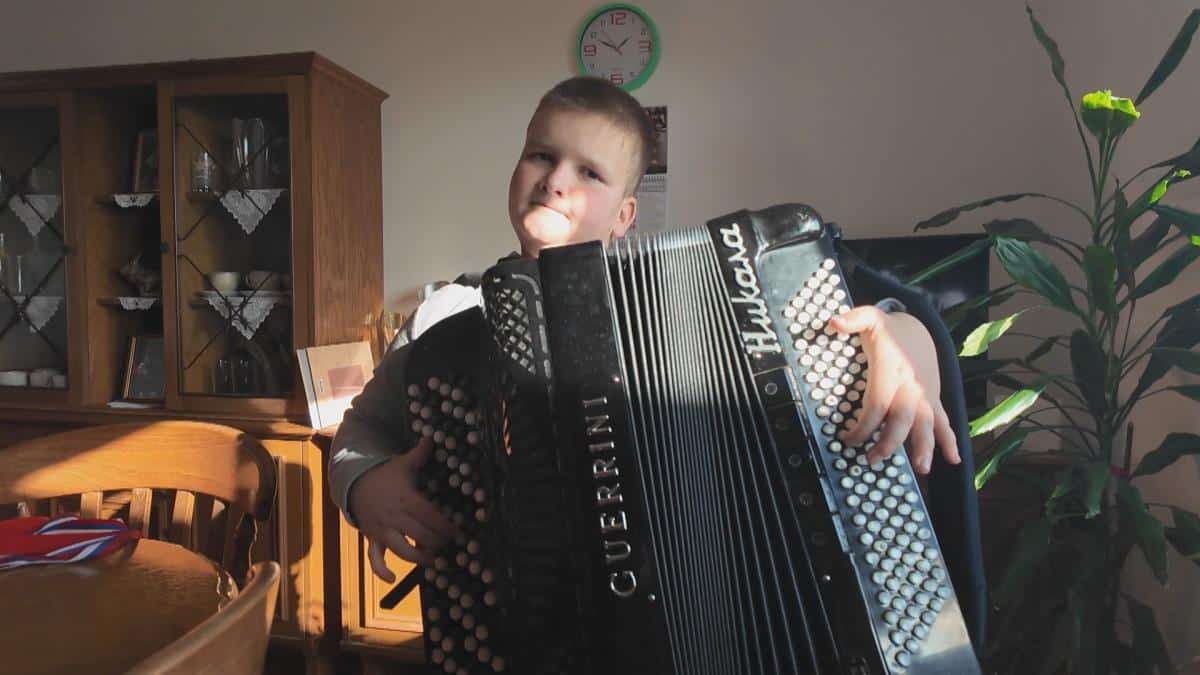 MALI BIZNISMEN, VELIKI DOMAĆIN! Nikoli je tek deseta, a već ima opasan talenat za biznis! Zaradu od harmonike već uložio i kupio 4 teleta! Sad je svoj gazda!