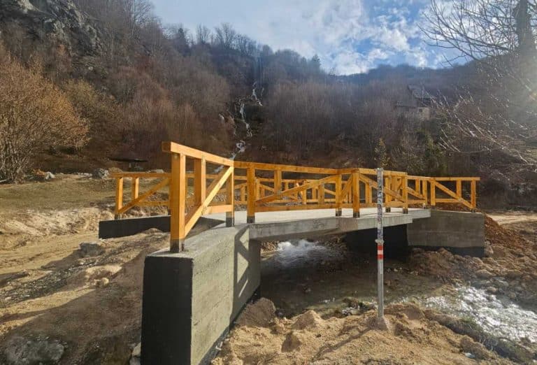 SANIRAN PEŠAČKI MOST NA TURISTIČKOJ ATRAKCIJI KOD PRIJEPOLJA: Slapovi Sopotinice zablistaće punim sjajem, obeležava se i planinarska staza (FOTO)