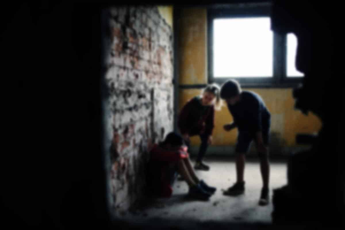 NJIH PETORICA SELI NA KLUPU KOD ŠKOLE A ONDA JE JEDAN POČEO DA UDARA: Jeziv slučaj nasilja nad dečakom iz Podgorice, tukao ga pesnicama