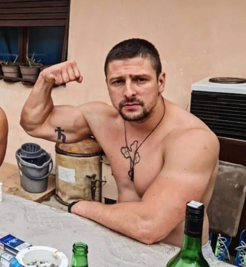 “TETOVIRAN KRST NA GRUDIMA, UBIO ČOVEKA NA BADNJE VEČE” Nova fotografija osumnjičenog za jeziv zločin u Inđiji: Nasmrt izboli komšiju na praznik (FOTO)