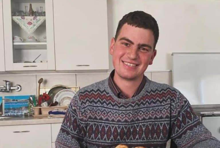 Mladi gorštak Luka sa Zlatibora se preselio na selo, čuva stoku i dobro zarađuje: Čestitao Božić svim pravoslavcima! Jedan detalj oduševio mnoge Foto