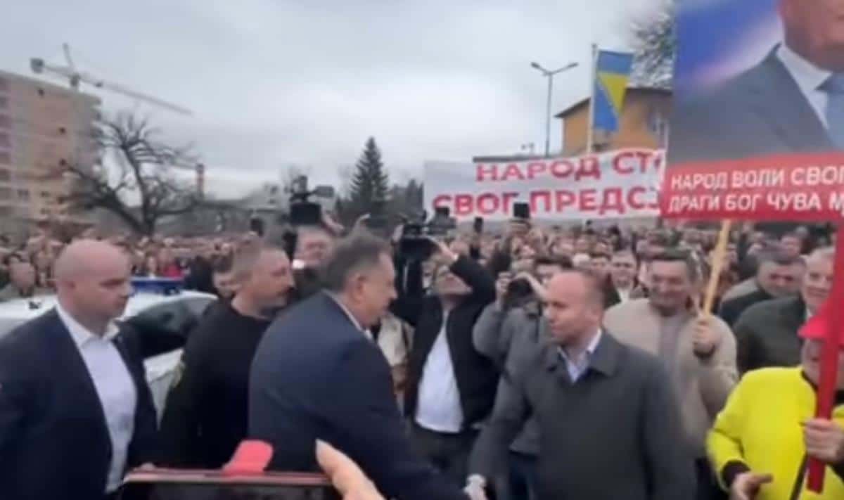 “SVILEN KONAC” DOČEKAO DODIKA ISPRED SARAJEVSKOG SUDA: Građani i zvaničnici Republike Srpske se okupili pred početak ročišta predsedniku RS