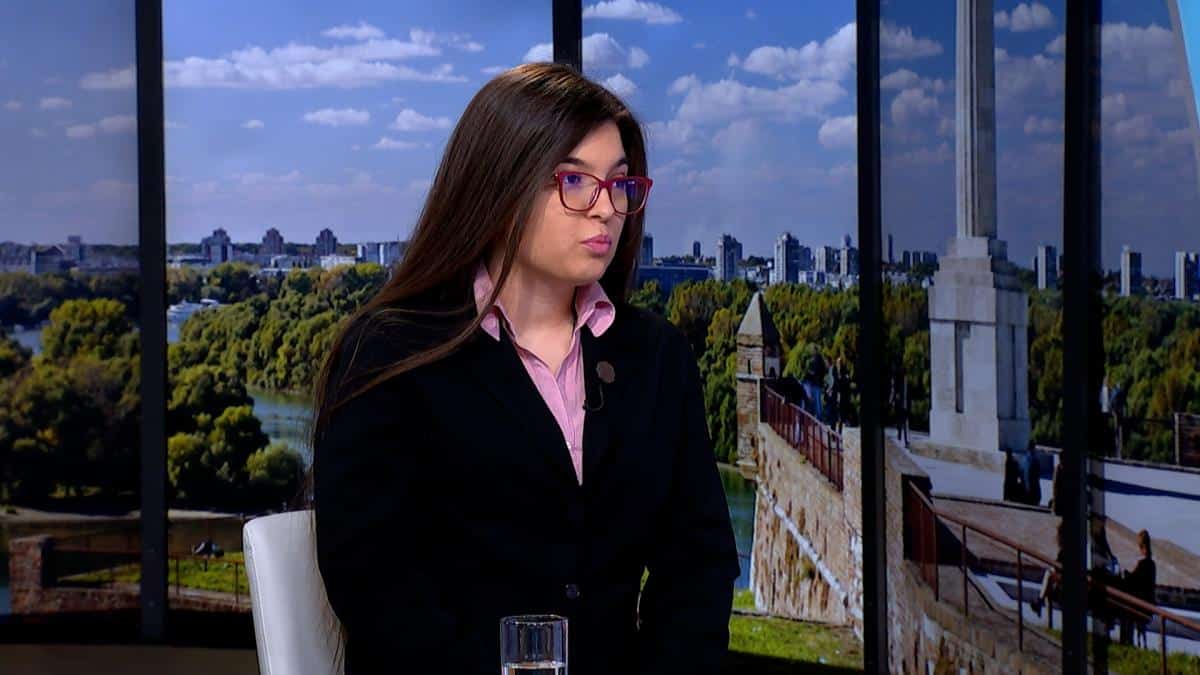“ONA IMA MALOLETNU DECU, PRITISAK JE VELIKI” Milosavljević o stravičnim pretnjama po život novinarke Kurira: Zaboravljaju da se za reči na internetu odgovara
