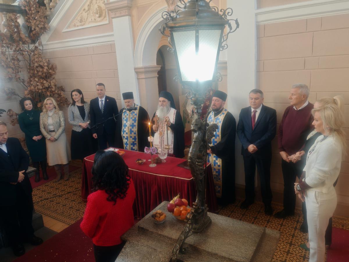 ODRŽAN OBRED UNOŠENJA BADNJAKA: U zgradi Gradske uprave Kruševca oganizovana tradicionalna manifestacija (FOTO)