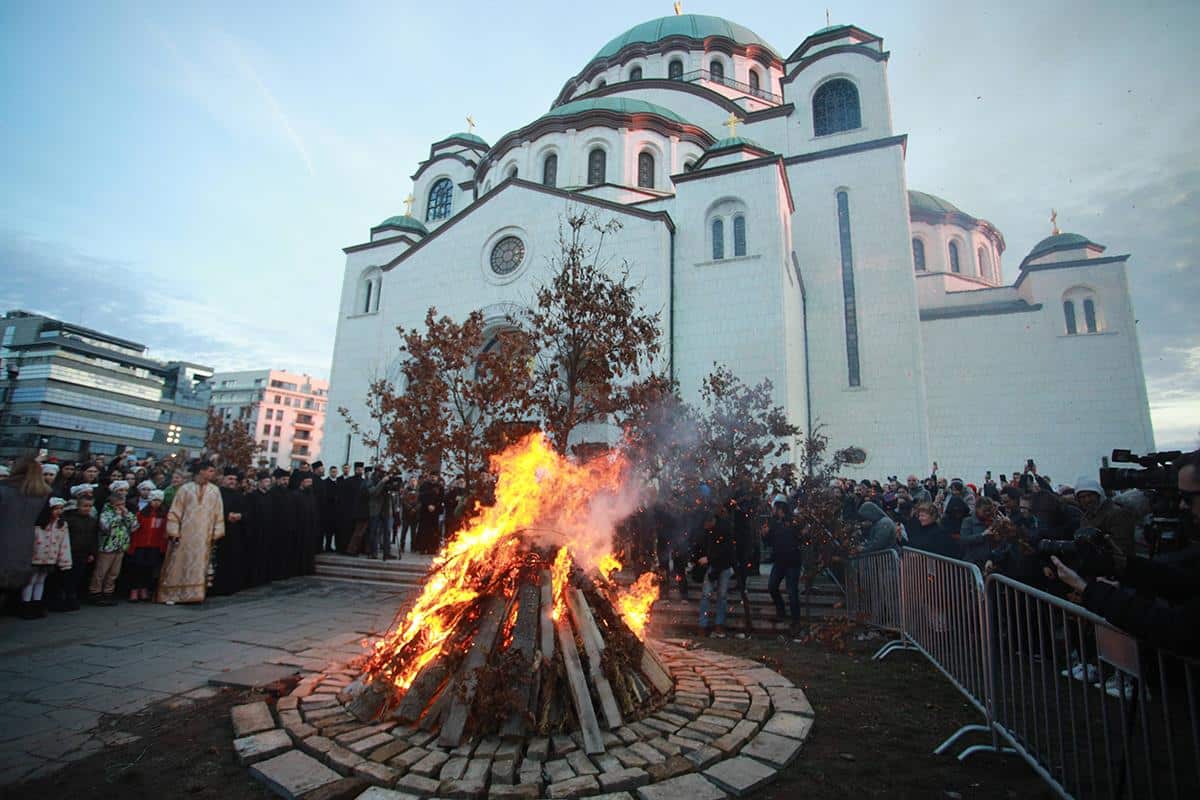 (FOTO) POGLEDAJTE PRELEPE PRIZORE – ZAPALJEN BADNJAK ISPRED HRAMA SVETOG SAVE! Veliki broj vernika proslavlja Badnje veče! Sledi liturgija u ponoć