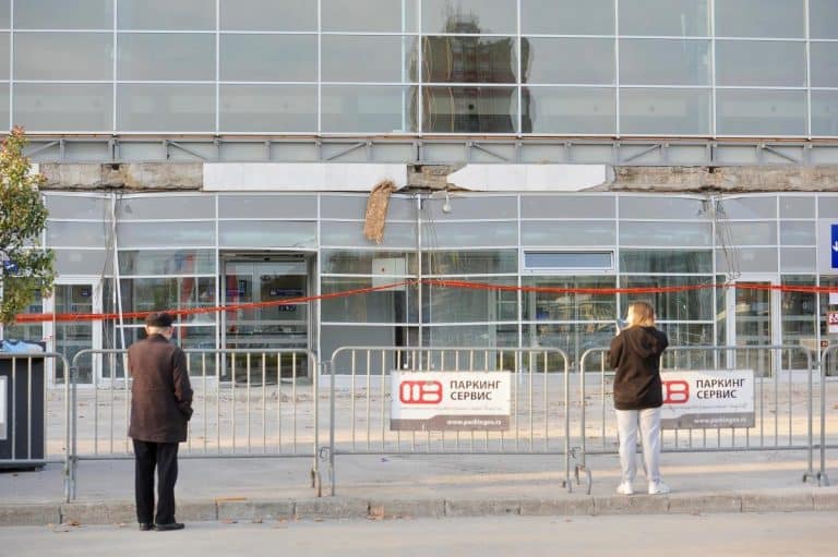 PRODUŽEN PRITVOR: Desetoro osumnjičenih za pad nadstrešnice na Železničkoj stanici Novi Sad ostaje iza rešetaka