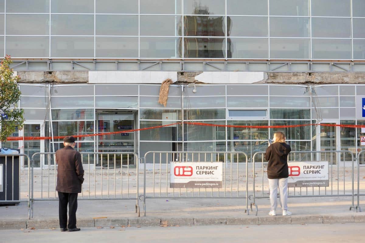 PRODUŽEN PRITVOR: Desetoro osumnjičenih za pad nadstrešnice na Železničkoj stanici Novi Sad ostaje iza rešetaka