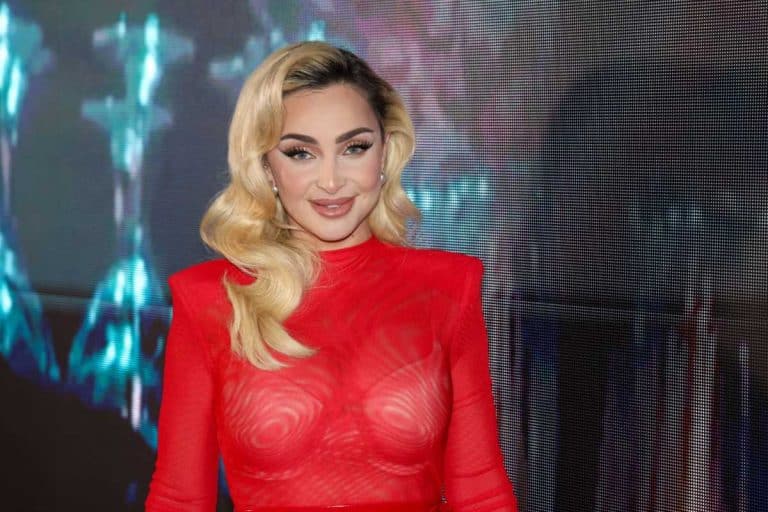 MAJA BEROVIĆ SA BRADOM I BRKOVIMA U KOSTIMU DEDA MRAZA! Upala u stan sa punim rukama poklona, a evo kako je to izgledalo! (FOTO)