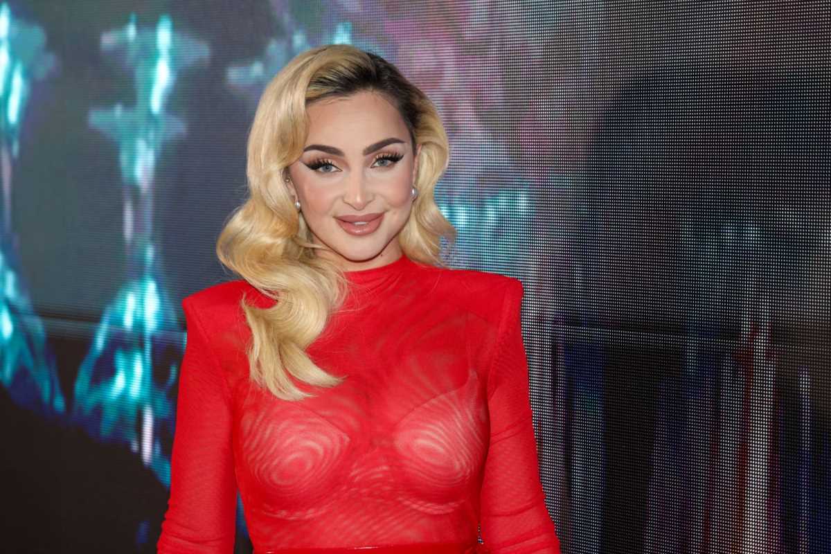 MAJA BEROVIĆ SA BRADOM I BRKOVIMA U KOSTIMU DEDA MRAZA! Upala u stan sa punim rukama poklona, a evo kako je to izgledalo! (FOTO)