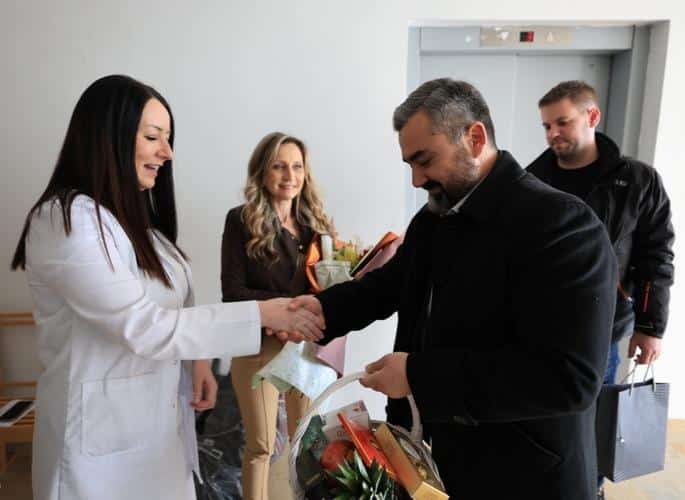 NATALIJA JE PRVA KRAGUJEVAČKA BEBA U 2025. GODINI! Roditelji od Grada dobili 100.000 dinara i auto sedište