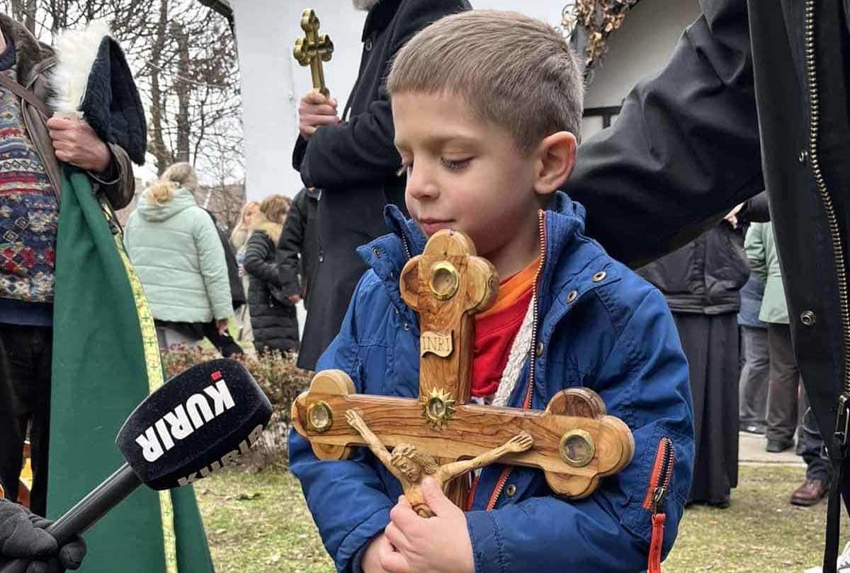 NAJMLAĐI UČESNIK PLIVANJA U SREMSKOJ MITROVICI! Nikola ima 6,5 godina, a učestvuje 7. put! (foto)