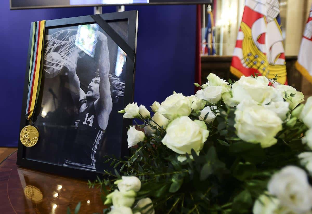 NAJVEĆA IMENA SRPSKOG SPORTA NA OPROŠTAJU OD PRAJE: Košarkaši i fudbaleri, partizanovci i zvezdaši, toliko je veliki bio Dalipagić
