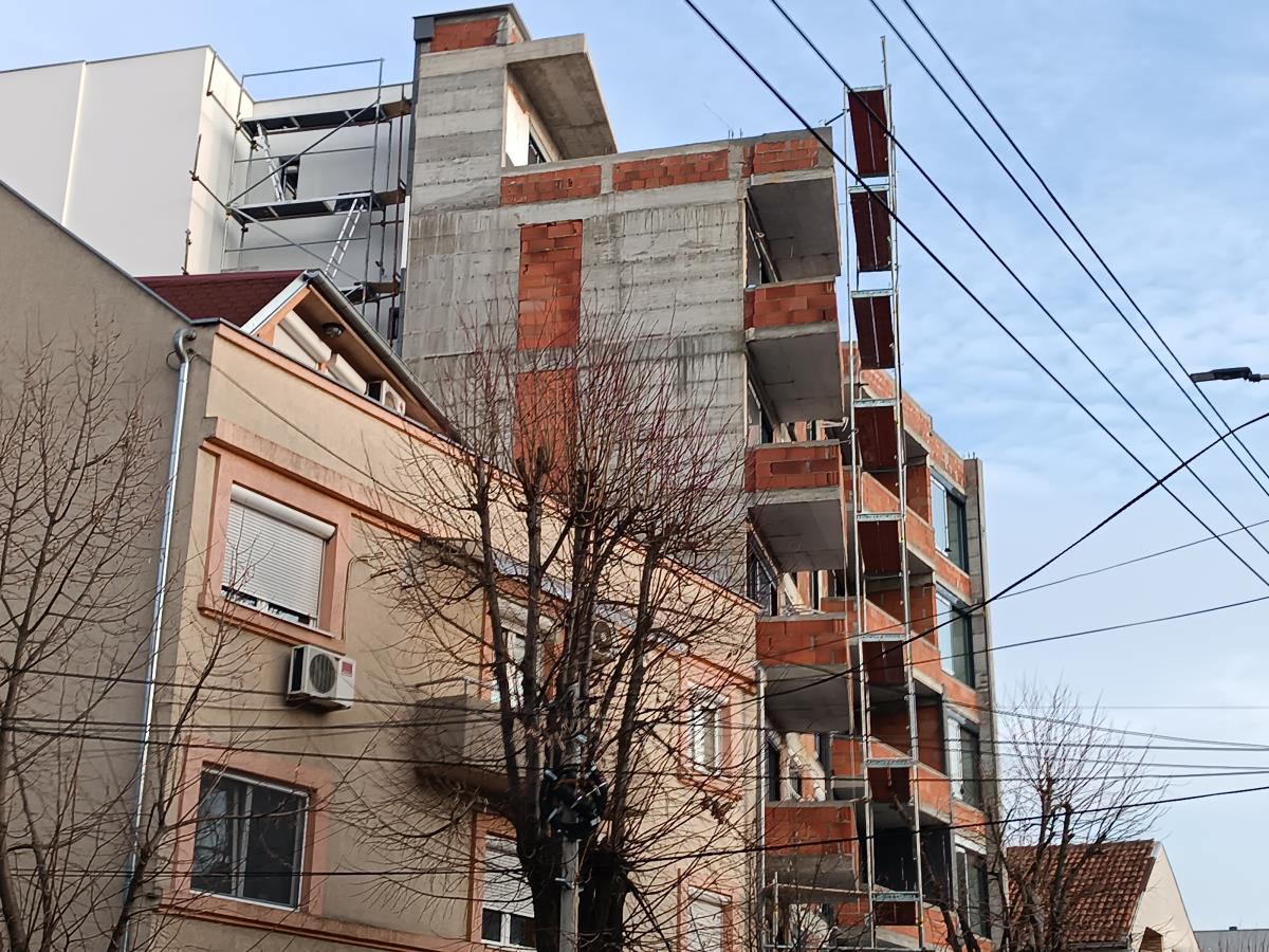 SMRT RADNIKA U KRAGUJEVCU DRUGA POGIBIJA SA TE ZGRADE: Pao sa skele i na mestu ostao mrtav, Kragujevčani u šoku, PROZVALI OBJEKAT UKLETIM (FOTO)