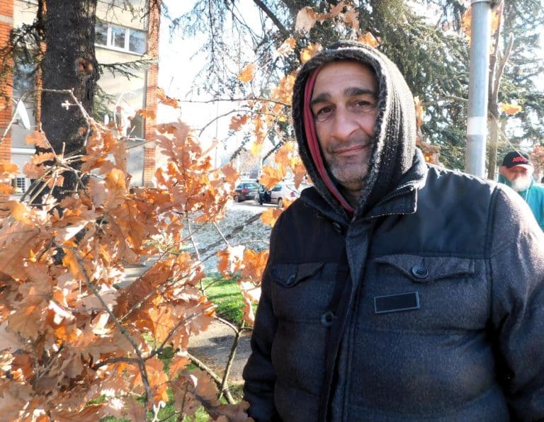 BADNJAK ZA ’’KOLIKO OD SRCA DAŠ’’: Božidar u Loznici godinama prodaje badnjake i nikad na njih nije okačio cenu! “Kako nema cene? Lepo. Ne mora sve da ima cenu”