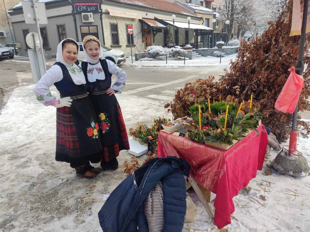 MAŠA I LENA PRODAJU BADNJAKE U NARODNOJ NOŠNJI! I nije im hladno jer će sve što zarade otići na dobra dela! Najlepše slike iz Užica (foto)