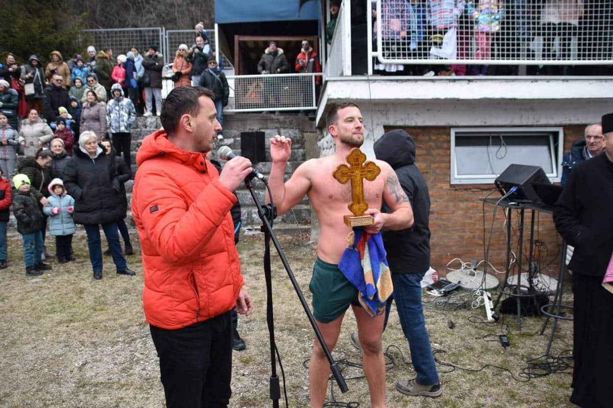 NAJBRŽI DARKO ŽIVANOVIĆ: Po drugi put pobednik plivanja na Bogojavljenje na Zvorničkom jezeru (FOTO)