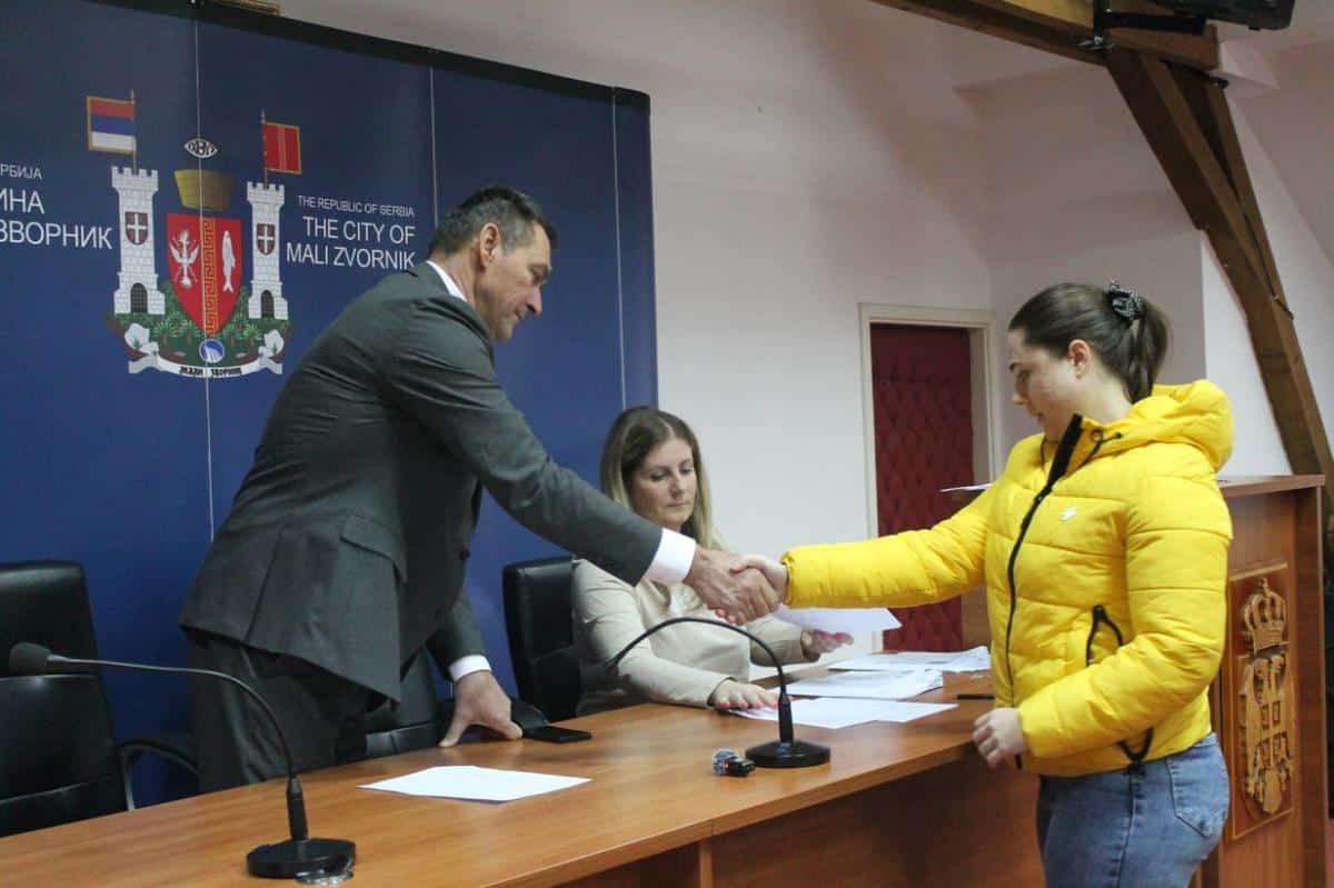 STIPENDIJE ZA 20 AKADEMACA: Mali Zvornik podržava svoje studente