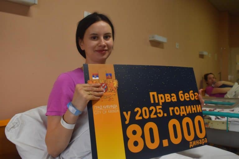 KAO U PESMI, RODIO SE U PET DO PET! Prva beba u Kikindi, treća u porodici: Mami Tijani od grada uručen ček na 80.000 dinara (FOTO)