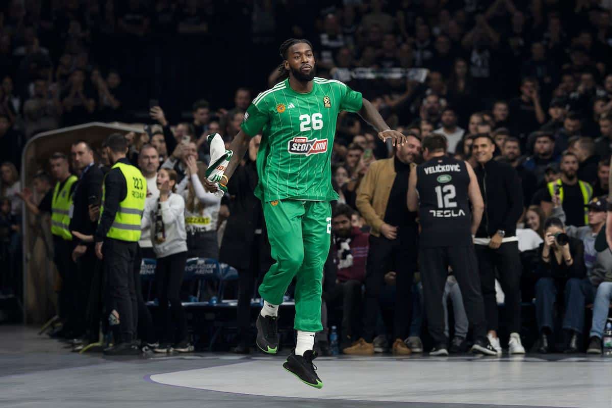 KAKVA VEST ZA GROBARE PRED DERBI: Matijas Lesor stiže u Arenu da bodri crno-bele! Ljubimac navijača Partizana uslikan u avionu za Beograd!