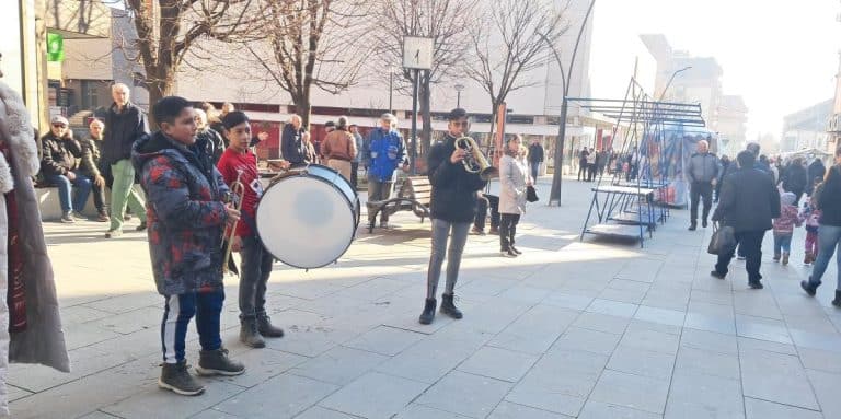 MUZIČKI PERFORMANS U VRANJU Poslednji dan 2024. godine uz trubu i goč
